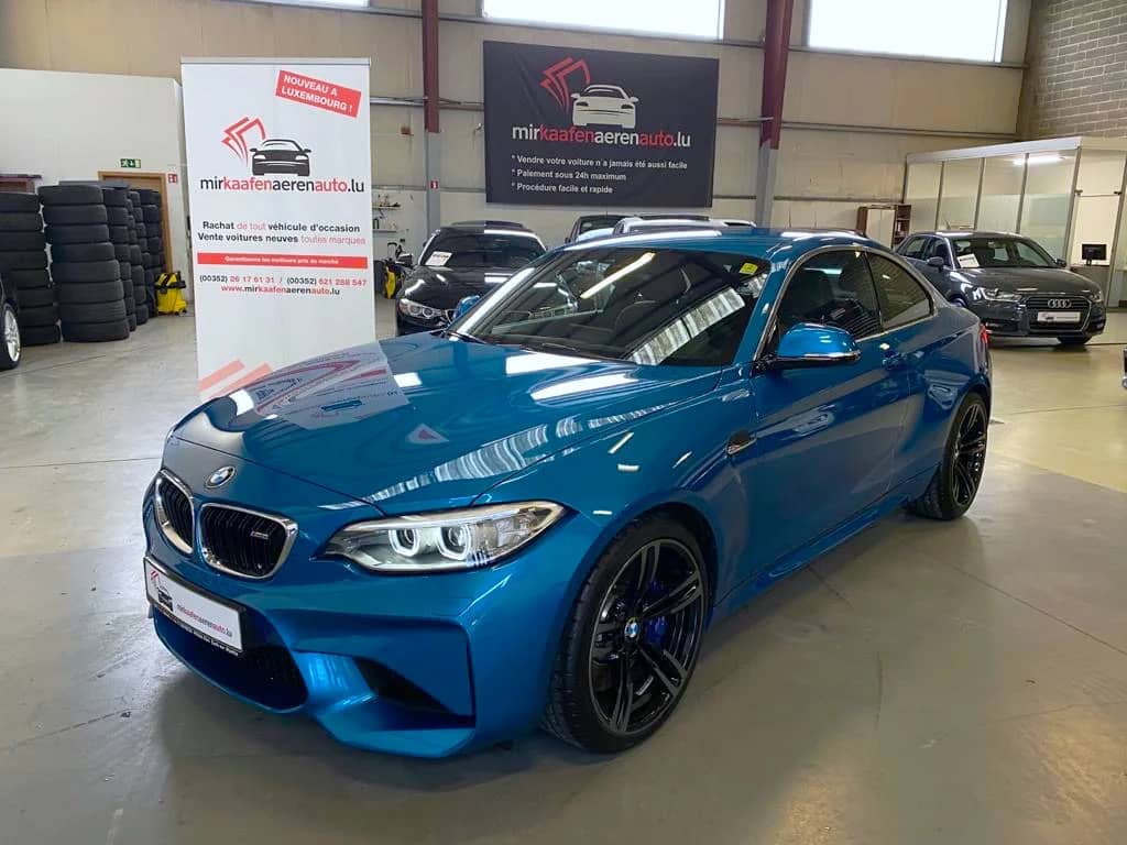 BMW M2 Long Beach Blue im MKAA Showroom Bertrange