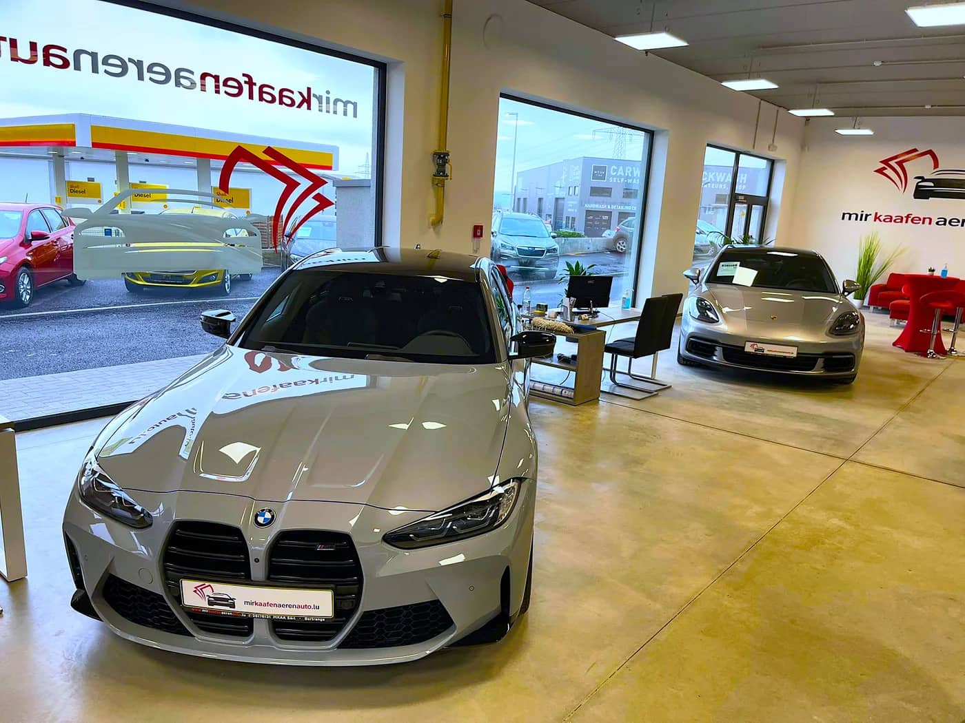 BMW M3 und Porsche im MKAA Showroom Roost - Showroom und Beratungsbereich