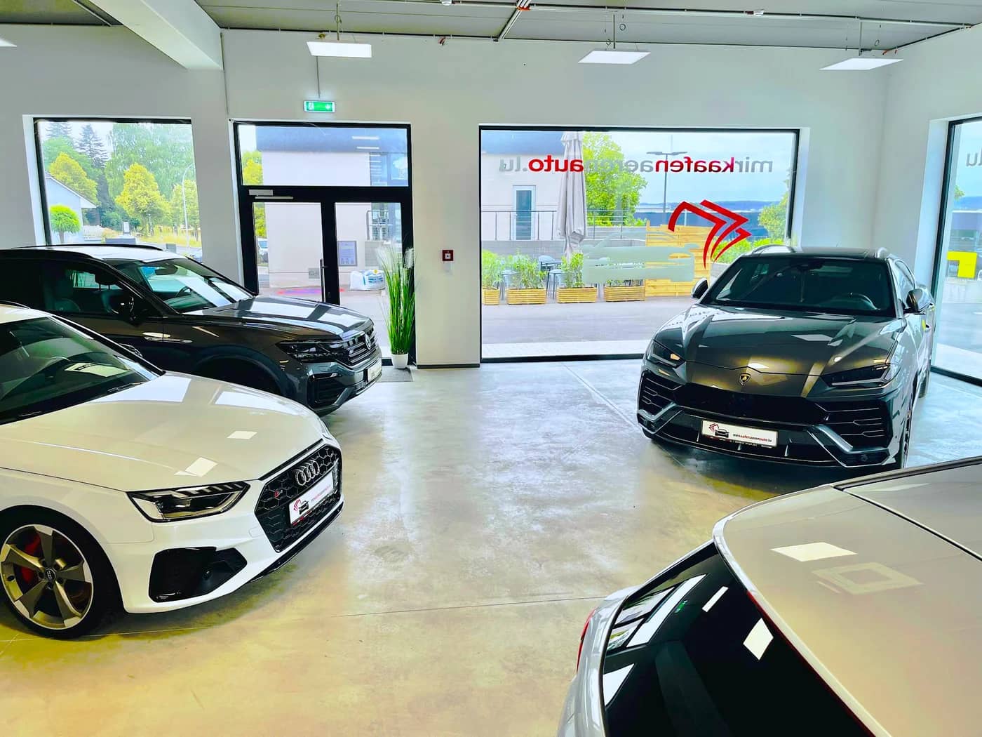 Eingangsbereich MKAA Showroom Roost mit Audi RS und Lamborghini Urus