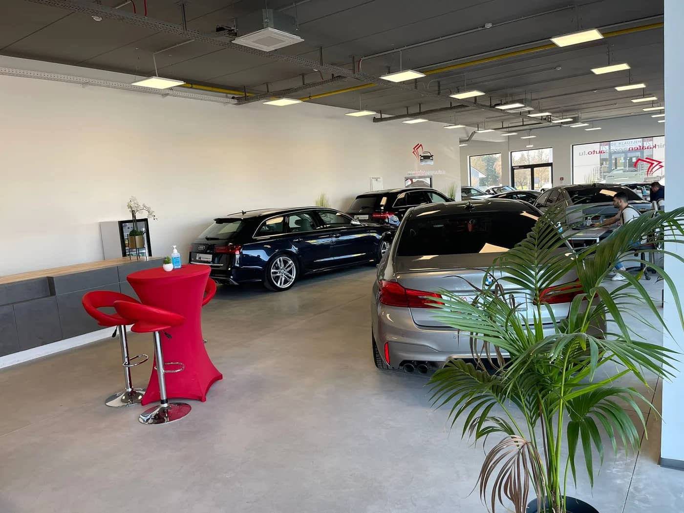MKAA Showroom Roost Innenansicht mit Beratungsbereich und Fahrzeugen