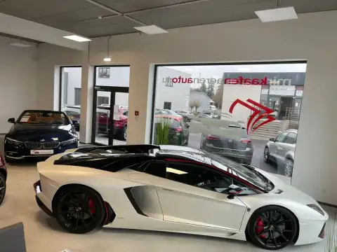 Lamborghini Aventador im Showroom Fenster