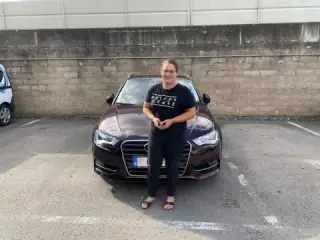 Kundin mit ihrem Audi A3 Sportback bei MKAA