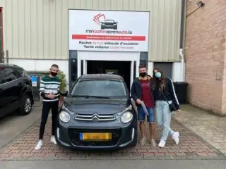 Drei glückliche MKAA-Kunden mit ihrem Citroën C1