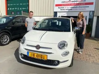 Pärchen mit ihrem Fiat 500 bei MKAA
