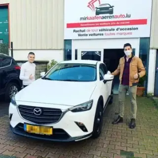 Zwei Kunden mit ihrem Mazda CX-3 bei MKAA