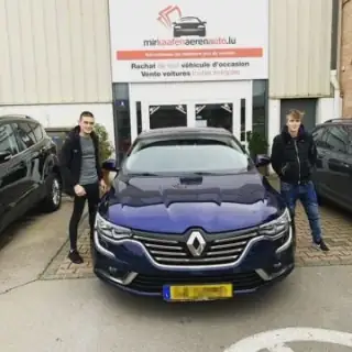 Zwei Kunden mit ihrem Renault Talisman bei MKAA